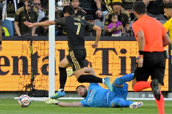 돌파해 들어가는 LAFC 손흥민(왼쪽). 로이터=연합뉴스
