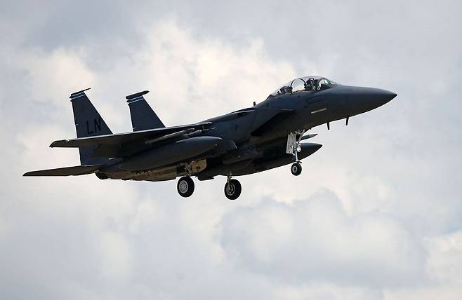 미 공군 F-15E 스트라이크 이글 전투기가 착륙을 준비하고 있다. AFP=연합뉴스