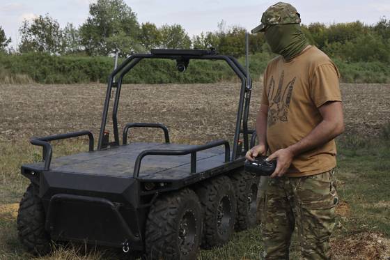 지난해 9월 우크라이나군이 랜드 드론(UGV)을 시험하고 있다. AP=연합뉴스