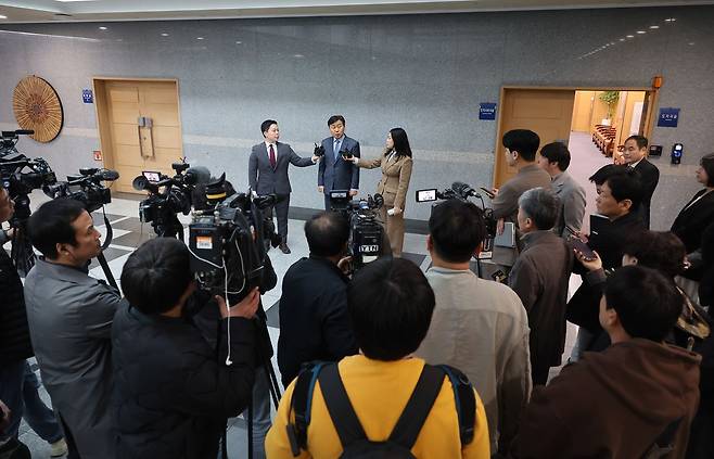 '현금 살포 의혹'에 휩싸인 김관영 전북특별자치도지사가 지난 1일 도청에서 취재진에게 "지난해 11월 말 술을 곁들인 저녁 식사 자리에서 청년 15명 정도에게 대리비 명목으로 2만~10만원씩 총 68만원을 나눠줬다가 이튿날 전액 회수했다"며 "당 윤리감찰단에 있는 그대로 소명하겠다"고 밝히고 있다. [연합뉴스]