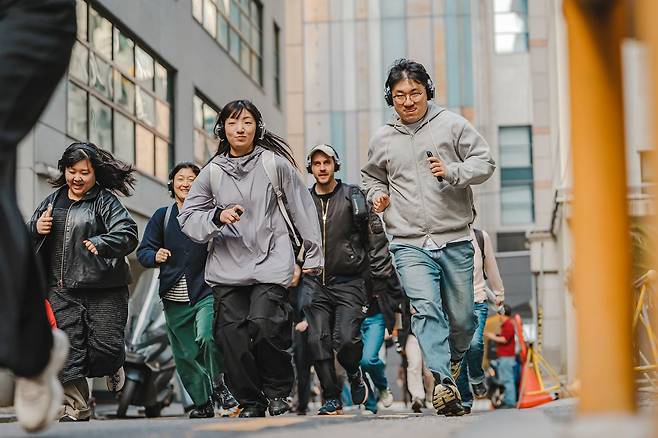 ‘리모트 서울’에서 관객들이 AI의 지시에 따라 뛰고 있다. 사진 GS아트센터