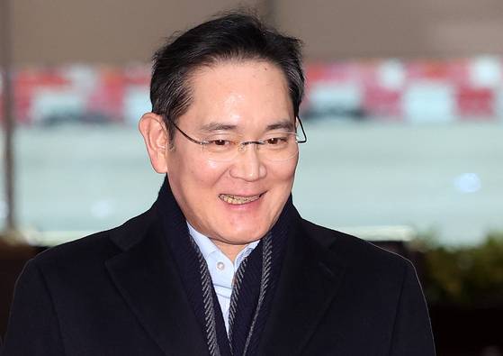 방중 경제사절단 일정을 마친 이재용 삼성전자 회장이 지난 1월 서울 강서구 김포 비즈니스 항공센터(SGBAC)를 통해 귀국하고 있다. 뉴스1