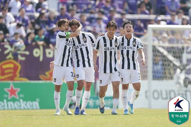 골을 터트린 서울 클리말라를 동료들이 축하해주고 있다. 사진 프로축구연맹