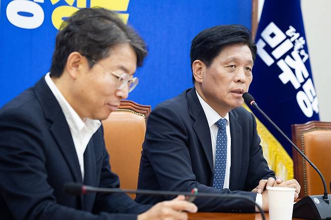 조승래 더불어민주당 사무총장이 5일 서울 여의도 국회에서 더불어민주당 6·3 지방선거 슬로건 및 홍보캠페인을 발표하고 있다. 뉴스1