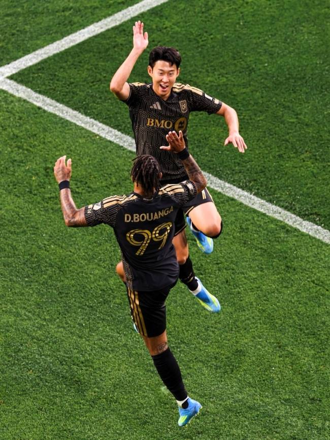 ▲ 로스앤젤레스 FC 손흥민이 5일(한국 시간) 미국 캘리포니아 LA BMO 스타디움에서 열린 올랜도 시티 SC와 2026 메이저 리그 사커 6라운드 맞대결에서 드니 부앙가의 득점을 도운 뒤 함께 세리머니를 하고 있다. 로스앤젤레스 FC 페이스북 캡처