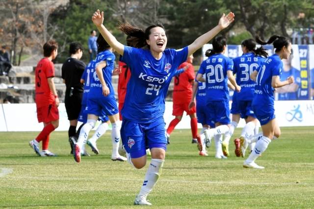 ▲ 화천KSPO여자축구단 키타카타 사에가 4일 화천생활체육공원에서 열린 강진스완스WFC와 2026 WK리그 개막전에서 선제골 겸 결승골을 넣은 뒤 기뻐하고 있다. 화천군 제공