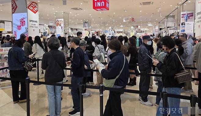 지난 3일 유니클로 스타필드 하남점 매장 입구에서 소비자들이 입장을 기다리고 있다./사진=박수림 기자