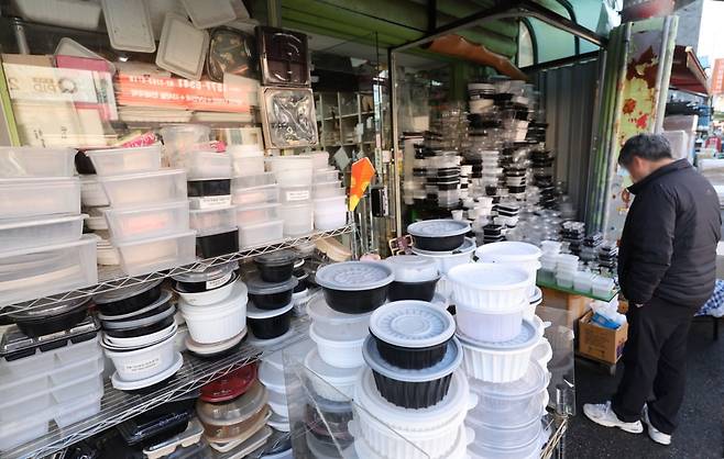 지난달 31일 서울 중구 방산시장의 포장재 판매 점포를 찾은 한 시민이 제품을 둘러보고 있다. /사진=연합뉴스