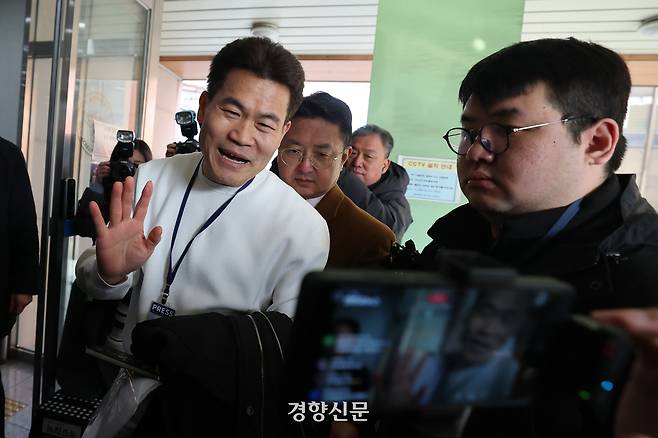 이재명 대통령과 김현지 청와대제1부속실장에 대한 허위 사실을 유포한 혐의로 고발된 한국사 강사 출신 유튜버 전한길씨가 지난 2월12일 서울시 동작구 노량진로 동작경찰서로 피의자 신분 첫 소환 조사에 출석하던 중 유튜브 시청자들에게 인사하고 있다. 성동훈 기자