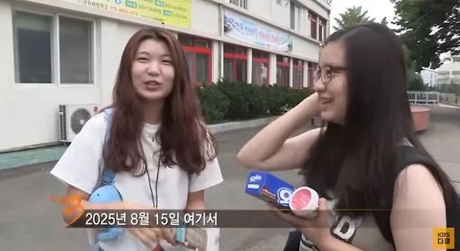 2015년 방영된 <다큐멘터리 3일> ‘내일로 기차여행 72시간’편에서 두 학생이 카메라 뒤 이지원 VJ와 함께 ‘10년 뒤 다시 만나자’는 약속을 하고 있다. KBS 제공