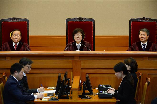 2016년 3월10일 오전 서울 종로구 헌법재판소 대심판정에서 박근혜 대통령 탄핵심판 선고가 이정미 헌재소장 권한대행 주재로 열리고 있다. 사진공동취재단