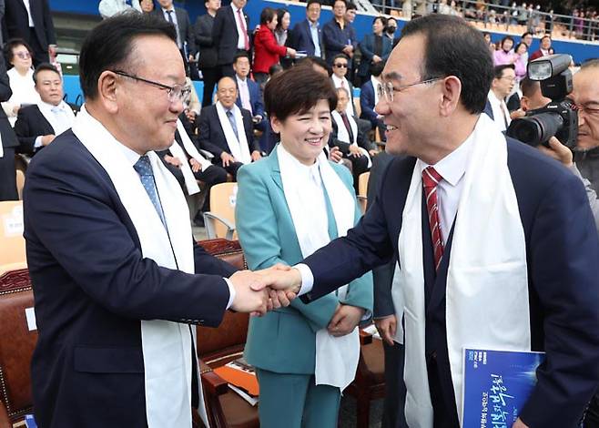 대구스타디움서 만남 더불어민주당 대구시장 후보인 김부겸 전 국무총리(왼쪽)와 국민의힘 대구시장 후보 경선에서 공천 배제(컷오프)된 주호영 국회부의장이 5일 대구스타디움에서 열린 부활절 예배에서 악수하고 있다.  연합뉴스