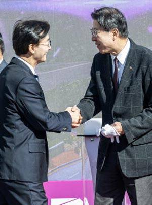 박형준(오른쪽) 부산시장과 더불어민주당 전재수의원이 지난  2월 9일 만덕~센텀고속화도로(대심도) 만덕나들목에서 열린 대심도개통식에서 만나 반갑게 악수하고 있다. 국제신문 DB