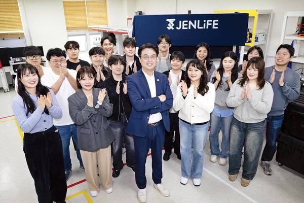 2026 부산과학기술상 공학상 수상자로 선정된 오진우 부산대 휴머노이드후각디스플레이센터장이 제자들의 축하를 받고 있다.  전민철 기자