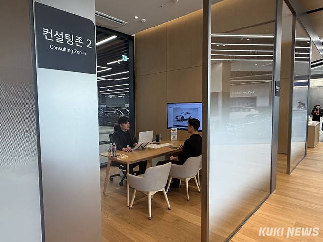 방문객이 전용 컨설팅 존에서 1대1 전문 상담을 받고 있다. 송민재 기자