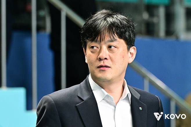 이영택 GS칼텍스 감독이 5일 서울 장충체육관에서 열리는 2025-2026 V리그 여자부 챔피언결정전을 앞두고 코트를 바라보고 있다. 한국배구연맹 제공