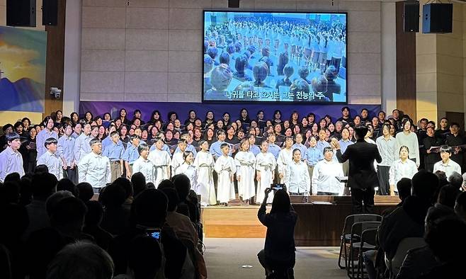 제주중문교회 어린이합창단이 5일 제주 서귀포 제주중문교회에서 부활절을 맞아 찬양하고 있다. 교회 제공