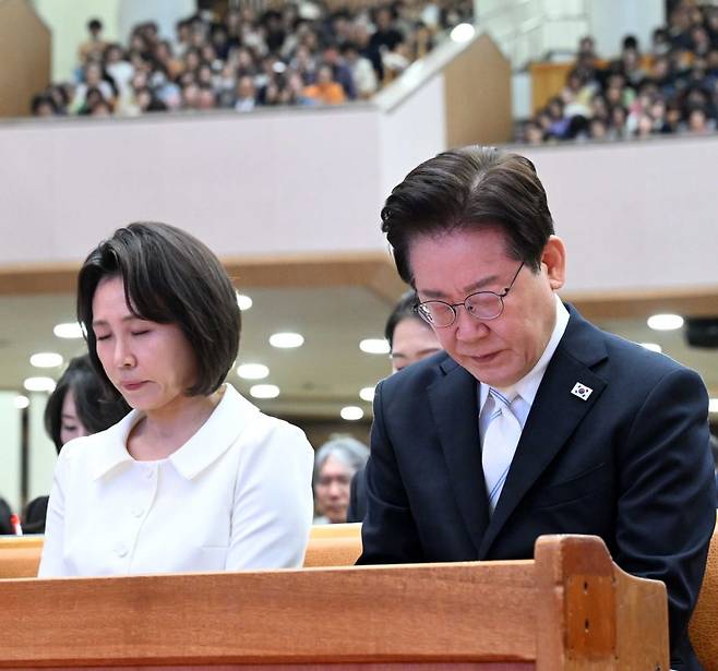 이재명 대통령과 김혜경 여사가 5일 서울 여의도순복음교회에서 열린 2026 부활절 연합예배에서 기도하고 있다. 김지훈 기자