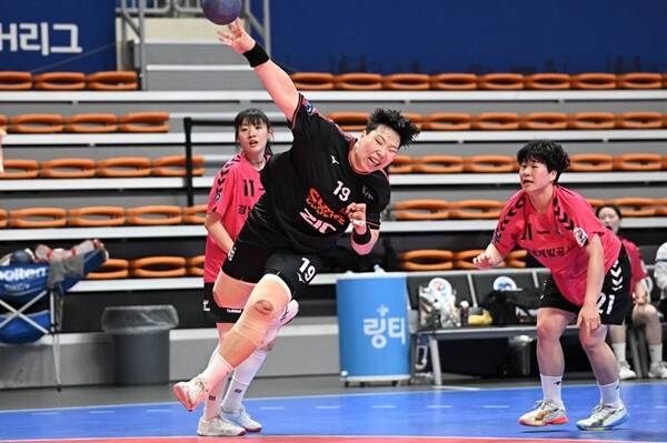 광명 SK슈글즈의 강은혜(왼쪽)가 4일 삼척시민체육관에서 열린 ‘신한 SOL Bank 2025-2026 핸드볼 H리그’ 여자부 경기 경남개발공사전서 슈팅을 시도하고 있다. 한국핸드볼연맹 제공