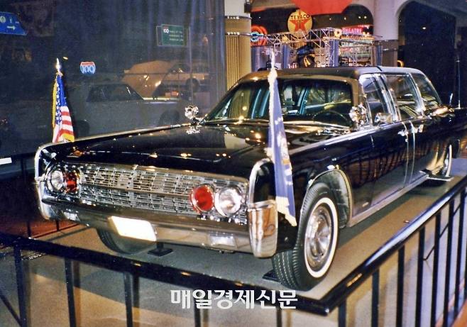‘케네디 리무진’이라고 불리는 링컨 리무진. 케네디 대통령이 암살될때 타고 있었던 차로 우리 눈에도 익숙하다. 트루먼 대통령때부터 전용차로 이용되기 시작한 이 링컨리무진은 63년 11월 22일 댈러스에서 케네디의 비극을 지켜봤다. 이 전용차는 그후 ‘소잃고 외양간 고치듯’ 새로운 방탄유리와 무장기능을 갖췄다. [사진출처=매경DB]
