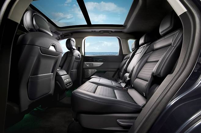 링컨 노틸러스 하이브리드 실내 [사진출처=링컨]