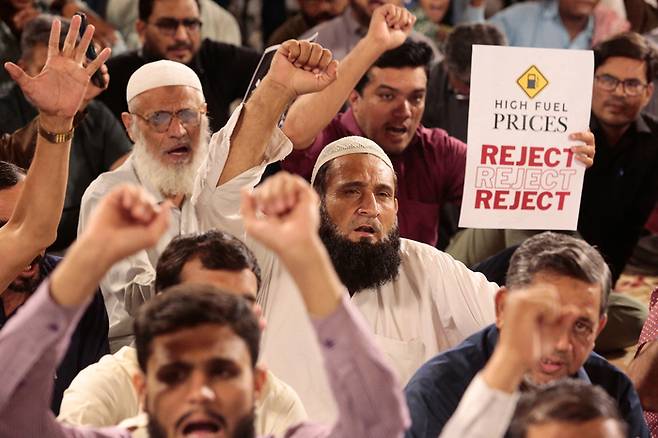 3일(현지시간) 파키스탄 신드 주 카라치에서 이란전쟁으로 인한 연료 가격 상승에 항의하는 시위에 참여한 사람들이 구호를 외치고 있다.  [로이터 연합뉴스]