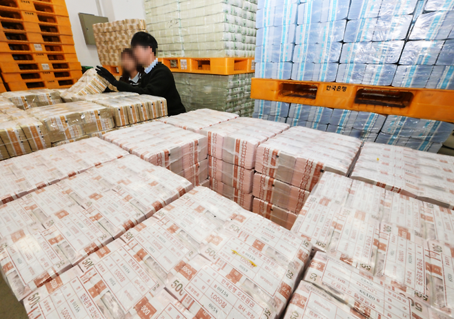 지난 2월 경기 수원시 영통구 한국은행 경기본부에서 직원들이 지역 시중은행으로 공급될 자금 방출 작업을 하고 있다. [뉴스1]