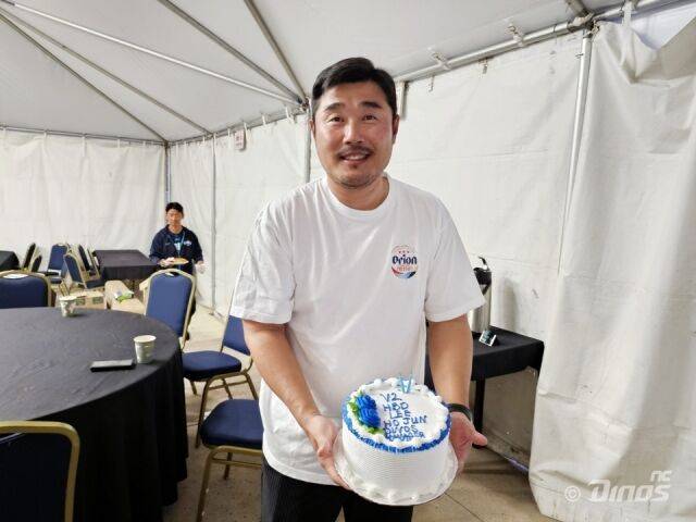NC 다이노스 이호준 감독이 생일 케이크를 들고 포즈를 취하고 있다./NC 다이노스