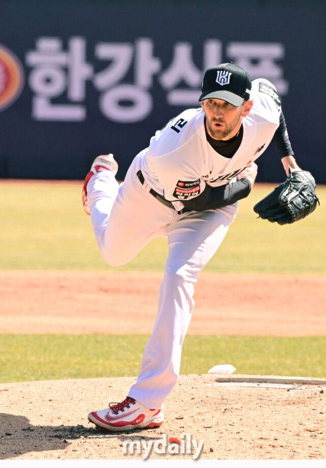 KT 선발 보쉴리가 19일 오후 경기도 수원KT위즈파크에서 진행된 ‘2026 신한 SOL KBO리그’ 키움-KT의 시범경기에서 역투를 펼치고 있다./마이데일리