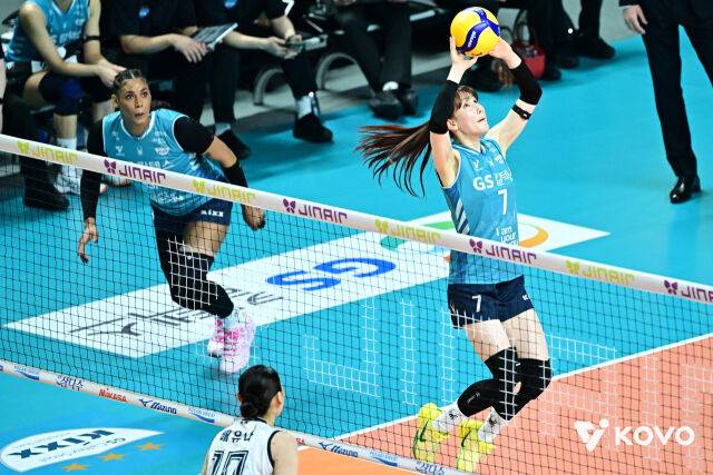 실바에게 볼을 올리는 안혜진./KOVO