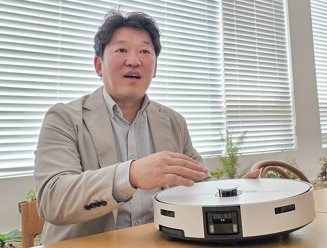 김신 삼성전자 생활가전(DA)사업부 청소기개발그룹장이 2일 경기도 수원 삼성전자 본사에서 진행된 헤럴드경제와의 인터뷰에서 2026년형 ‘비스포크 AI 스팀’ 로봇청소기 개발기를 설명하고 있다. [삼성전자 제공]