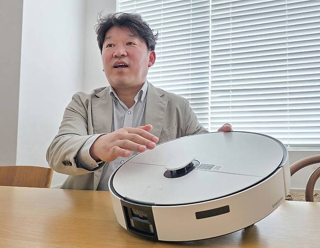김신 삼성전자 생활가전(DA)사업부 청소기개발그룹장이 2일 경기도 수원 삼성전자 본사에서 진행된 헤럴드경제와의 인터뷰에서 2026년형 ‘비스포크 AI 스팀’ 로봇청소기 개발기를 설명하고 있다. [삼성전자 제공]