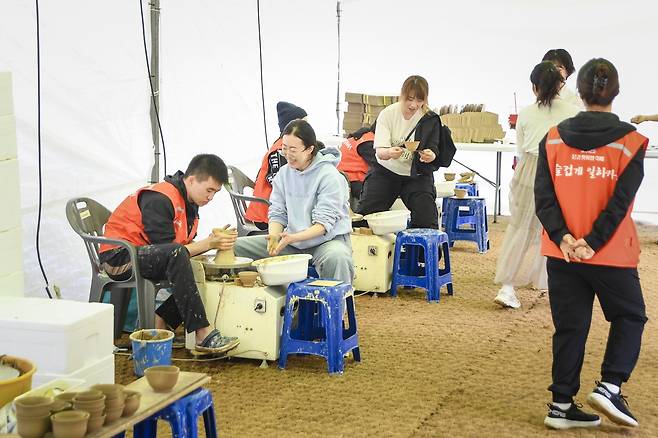 ‘2025 문경찻사발축제’에 참가한 시민들이 도자기빗기 체험을 하고 있다.[문경시 제공]