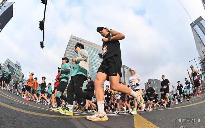 5일 오전 서울 종로구 광화문광장에서 열린 ‘2026 더 레이스 서울 21K’ 마라톤 대회에서 참가자들이 힘차게 코스를 달리고 있다. 임세준 기자