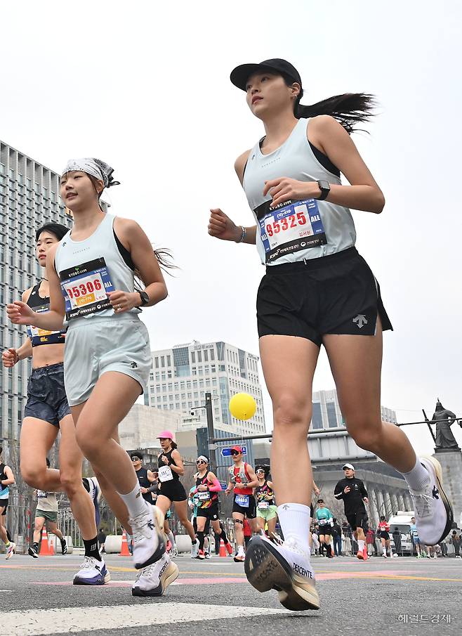 5일 오전 서울 종로구 광화문광장에서 열린 ‘2026 더 레이스 서울 21K’ 마라톤 대회에서 참가자들이 힘차게 코스를 달리고 있다. 임세준 기자