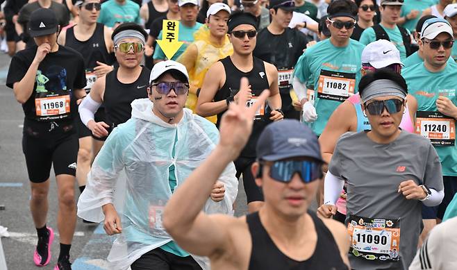 5일 오전 서울 종로구 광화문광장에서 열린 ‘2026 더 레이스 서울 21K’ 마라톤 대회에서 참가자들이 힘차게 출발하고 있다. ‘2026 더 레이스 서울 21K’는 광화문광장에서 출발해 도심을 달리는 마라톤 대회다. 이번 대회는 헤럴드경제와 스포맥스코리아가 주최·주관하며, 1만 5000여 명의 러너들이 서울의 도심 풍경을 만끽하며 달릴 수 있도록 마련됐다. 임세준 기자