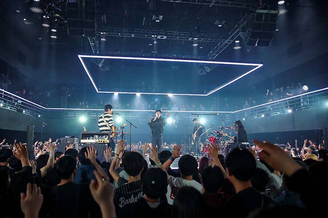 [서울=뉴시스] 3일 오후 서울 강서구 LG아트센터 서울 U+스테이지 홀에서 열린 EBS 스페이스 공감 '홈커밍데이'에서 장기하가 공연하는 모습. (사진 = EBS 제공) 2026.04.05 photo@newsis.com *재판매 및 DB 금지