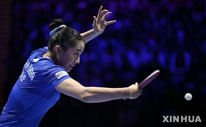 [마카오=신화/뉴시스] 신유빈(13위)이 4일(현지 시간) 중국 마카오에서 열린 2026 국제탁구연맹(ITTF) 남녀 월드컵 여자 단식 8강전에서 천싱퉁(3위·중국)과 경기하고 있다. 신유빈이 4-1(11-8 9-11 12-10 11-0 11-9)로 승리하고 한국 여자 선수로는 처음으로 단식 4강에 올랐다. 2026.04.05.