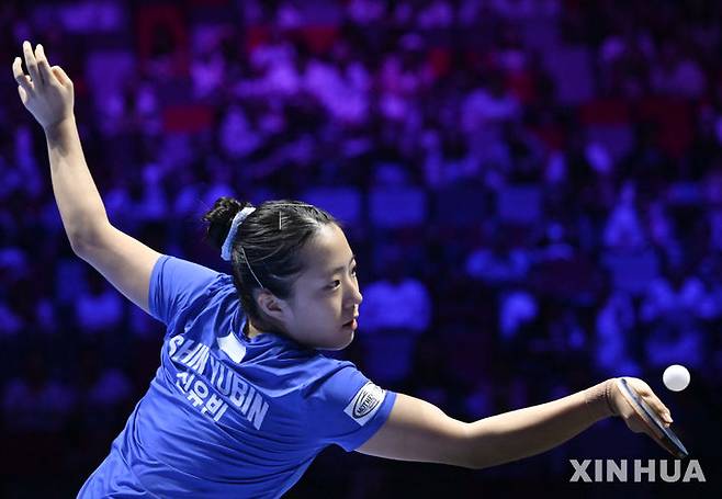 [마카오=신화/뉴시스] 신유빈(13위)이 4일(현지 시간) 중국 마카오에서 열린 2026 국제탁구연맹(ITTF) 남녀 월드컵 여자 단식 8강전에서 천싱퉁(3위·중국)과 경기하고 있다. 신유빈이 4-1(11-8 9-11 12-10 11-0 11-9)로 승리하고 한국 여자 선수로는 처음으로 단식 4강에 올랐다. 2026.04.05.