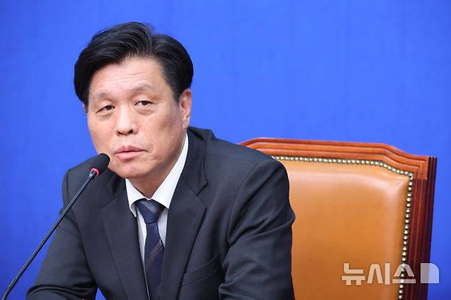 [서울=뉴시스] 김금보 기자 = 조승래 더불어민주당 사무총장이 1일 오후 서울 여의도 국회에서 열린 긴급최고위원회의 백브리핑에서 김관영 전북도지사를 현금살포와 관련해 제명하기로 의결한 경위에 대해 설명하고 있다. 2026.04.01.kgb@newsis.com