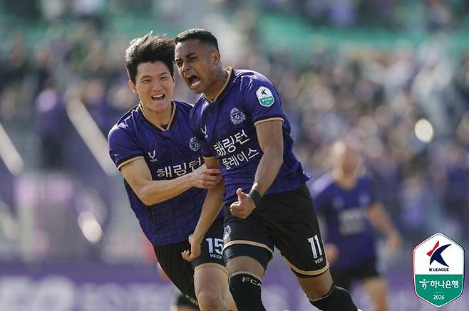 [서울=뉴시스] 프로축구 K리그1 FC안양의 아일톤(오른쪽). (사진=한국프로축구연맹 제공)