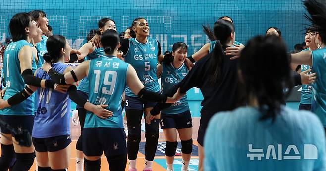 [서울=뉴시스] 이영환 기자 = 5일 오후 서울 중구 장충체육관에서 열린 2025-2026 V-리그 여자부 GS칼텍스와 한국도로공사의 챔피언결정전 3차전, 세트스코어 3-1로 승리해 우승을 차지한 GS칼텍스 선수들이 기뻐하고 있다.  2026.04.05. 20hwan@newsis.com
