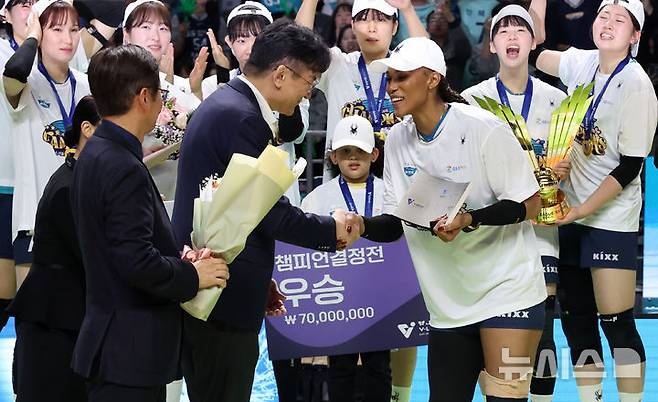 [서울=뉴시스] 이영환 기자 = 조원태 한국배구연맹 총재가 5일 오후 서울 중구 장충체육관에서 열린 2025-2026 V-리그 여자부 GS칼텍스와 한국도로공사의 챔피언결정전 3차전에서 경기 종료 후  MVP를 수상한 지젤 실바에게 트로피를 전하고 있다. 2026.04.05. 20hwan@newsis.com