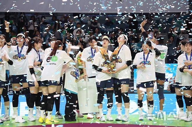 [서울=뉴시스] 이영환 기자 = 5일 오후 서울 중구 장충체육관에서 열린 2025-2026 V-리그 여자부 GS칼텍스와 한국도로공사의 챔피언결정전 3차전, 세트스코어 3-1로 승리해 우승을 차지한 GS칼텍스 선수들이 시상식에서 트로피를 들고 기념촬영하고 있다.  2026.04.05. 20hwan@newsis.com