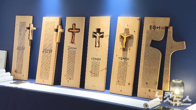 나무판에 새긴 성경필사 작품들. 오요셉 기자