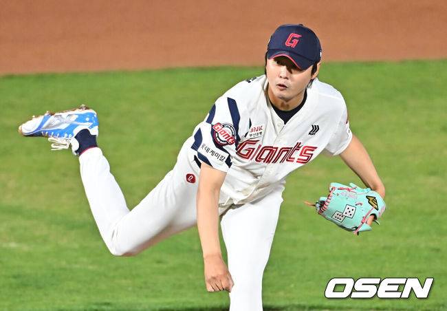 [OSEN=부산, 이석우 기자] 4일 부산 사직야구장에서 2026 신한 SOL KBO 리그 롯데 자이언츠와 SSG 랜더스의 경기가 열렸다. 홈팀 롯데는 비슬리가, 방문팀 SSG는 김건우가 선발 출전했다.롯데 자이언츠 정철원이 역투하고 있다. 2026.04.04 / foto0307@osen.co.kr