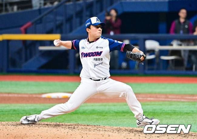 [OSEN=고척, 박준형 기자] 4일 오후 서울 고척스카이돔에서 ‘2026 신한은행 SOL Bank KBO리그’ 키움 히어로즈와 LG 트윈스의 경기가 진행됐다.이날 키움은 하영민을, LG는 임찬규를 선발투수로 내세웠다.  8회초 키움 박윤성 투수가 역투하고 있다.  2026.04.04 / soul1014@osen.co.kr