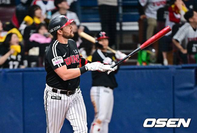 [OSEN=고척, 박준형 기자] 4일 오후 서울 고척스카이돔에서 ‘2026 신한은행 SOL Bank KBO리그’ 키움 히어로즈와 LG 트윈스의 경기가 진행됐다.이날 키움은 하영민을, LG는 임찬규를 선발투수로 내세웠다.  9회초 LG 선두타자 오스틴이 솔로홈런을 날리고 있다.   2026.04.04 / soul1014@osen.co.kr