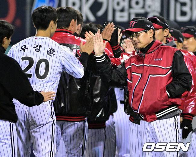 [OSEN=잠실, 조은정 기자] 프로야구 LG 트윈스가&nbsp;KIA 타이거즈에 위닝에 성공했다.&nbsp;LG 2일 잠실구장에서 열린 2026 KBO리그 KIA와 경기에서 2-1로 승리했다. 1승 1패를 주고받고 3연전 마지막 경기에서 승리했다. 이로써 LG는 개막 3연패 이후 2연승을 기록했다. KIA는 1승 4패가 됐다.&nbsp;LG 염경엽 감독이 우강훈과 승리를 기뻐하고 있다. 2026.04.02 /cej@osen.co.kr