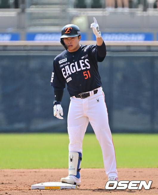 [OSEN=잠실, 박준형 기자] 4일 오후 서울 잠실구장에서 ‘2026 신한은행 SOL Bank KBO리그’ 두산 베어스와 한화 이글스의 경기가 진행됐다.이날 두산은 곽빈을, 한화는 왕옌청이 선발투수로 내세웠다.  1회초 무사 2,3루 한화 문현빈이 선취 2타점 적시 2루타를 날리고 세리머니를 하고 있다.       2026.04.04 / soul1014@osen.co.kr